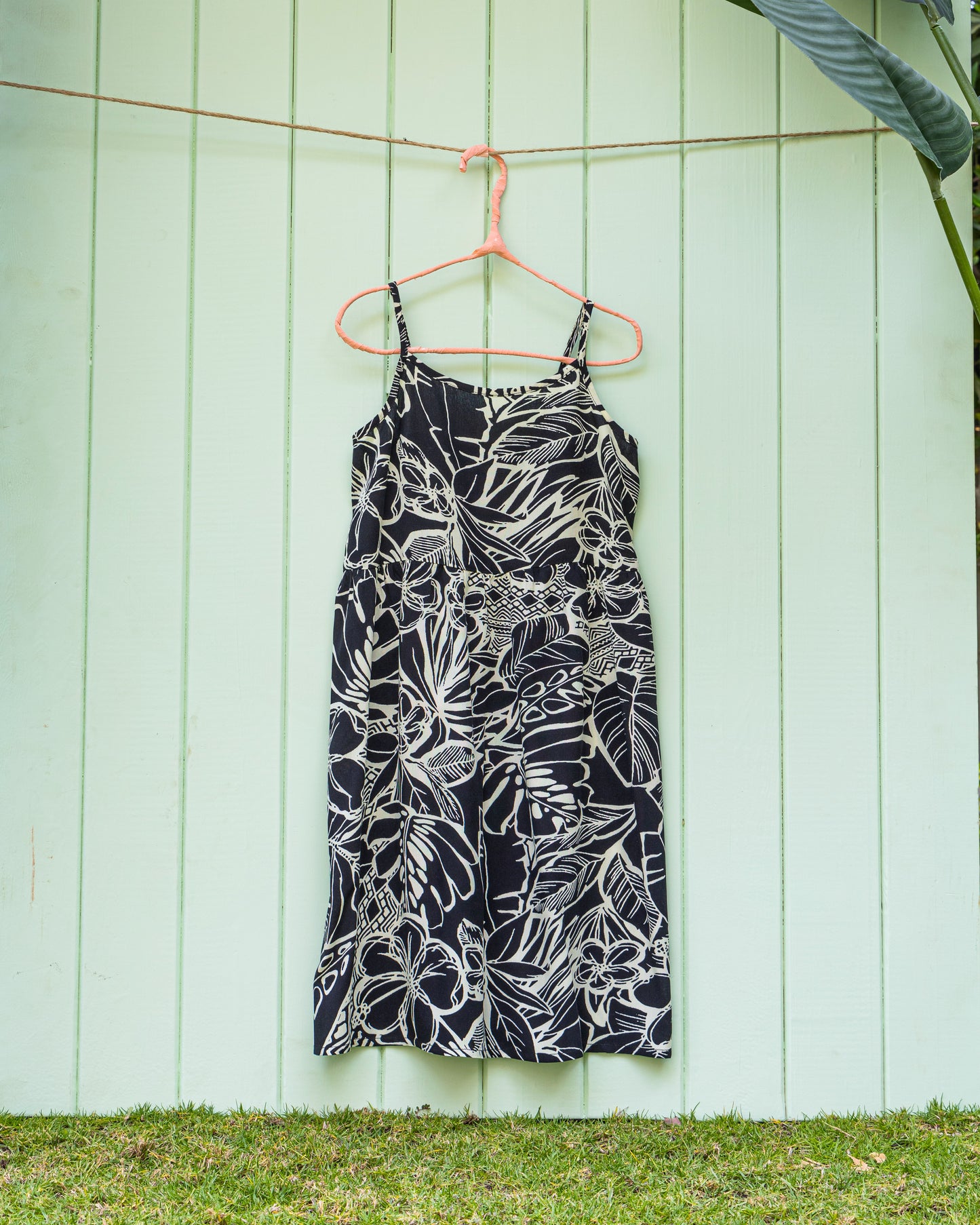 Summer dress in black and white