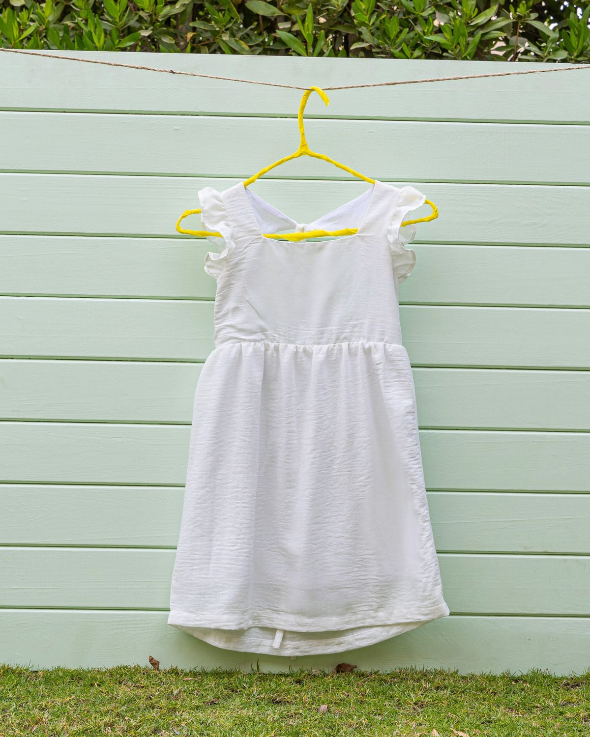 Tie back dress in white linen