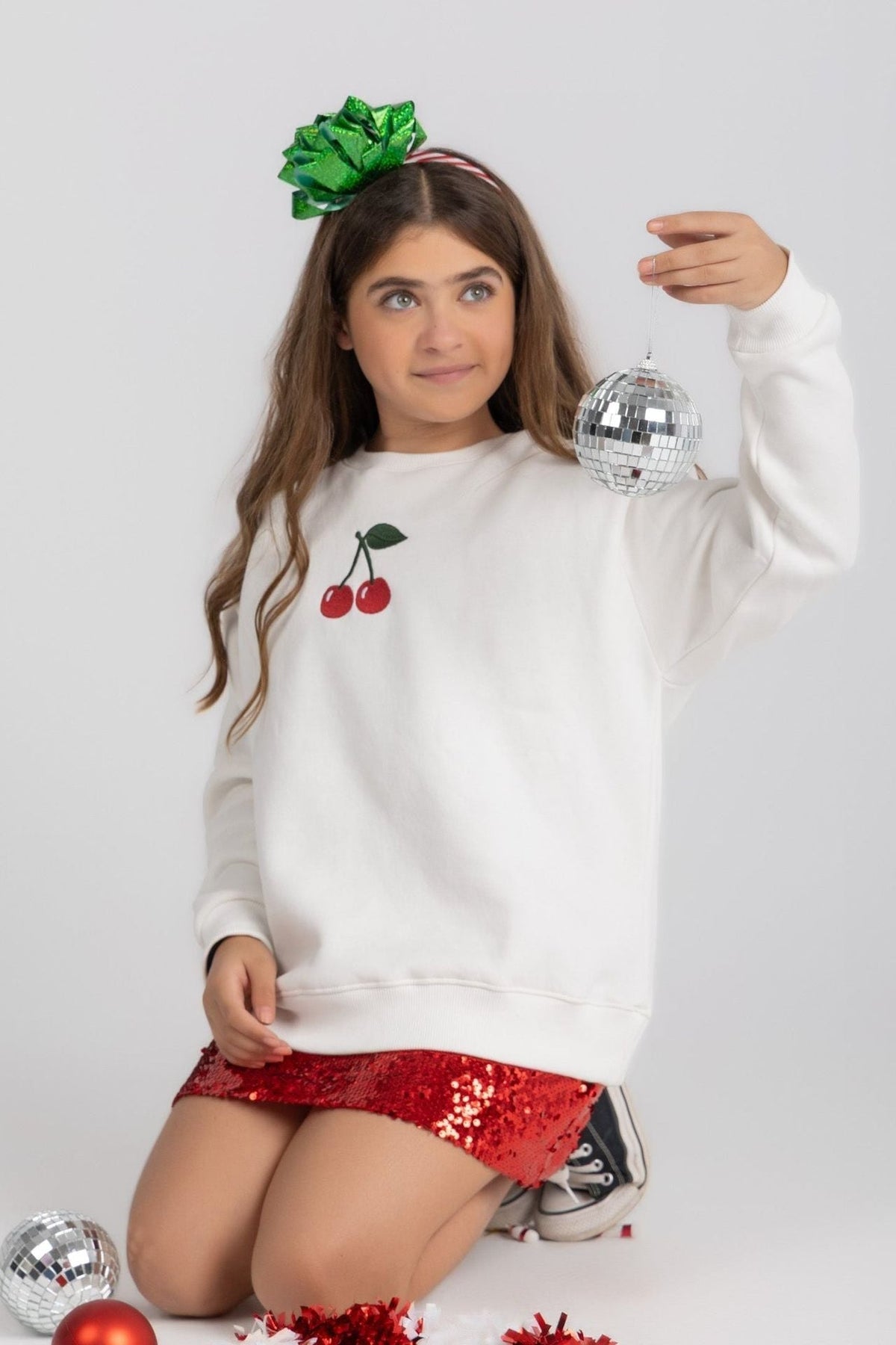 Cherry crewneck in white