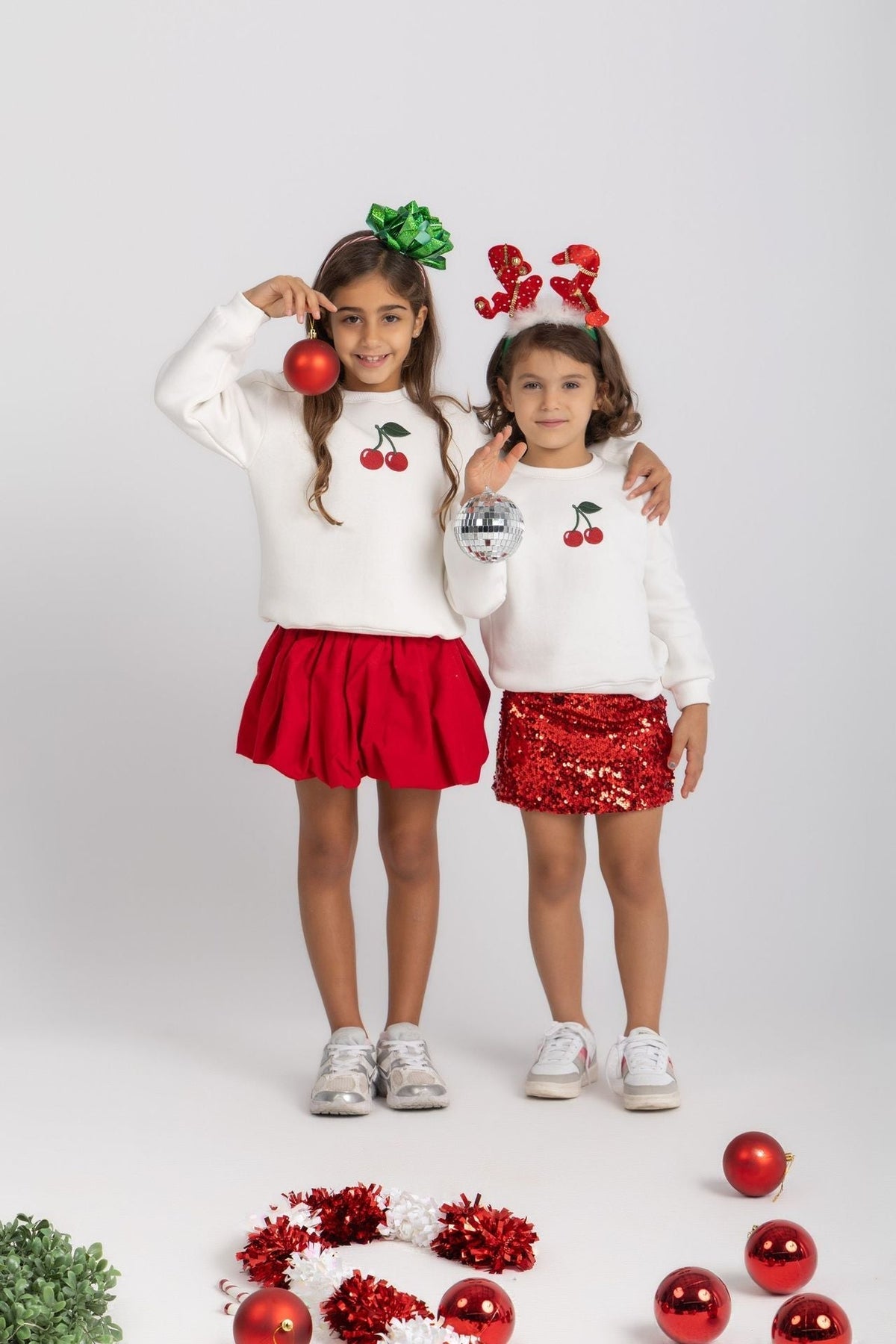 Cherry crewneck in white